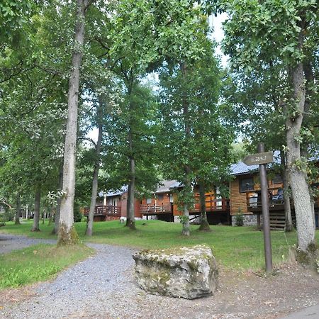 Cozy, Wooden Chalet With Deck Heure Buitenkant foto