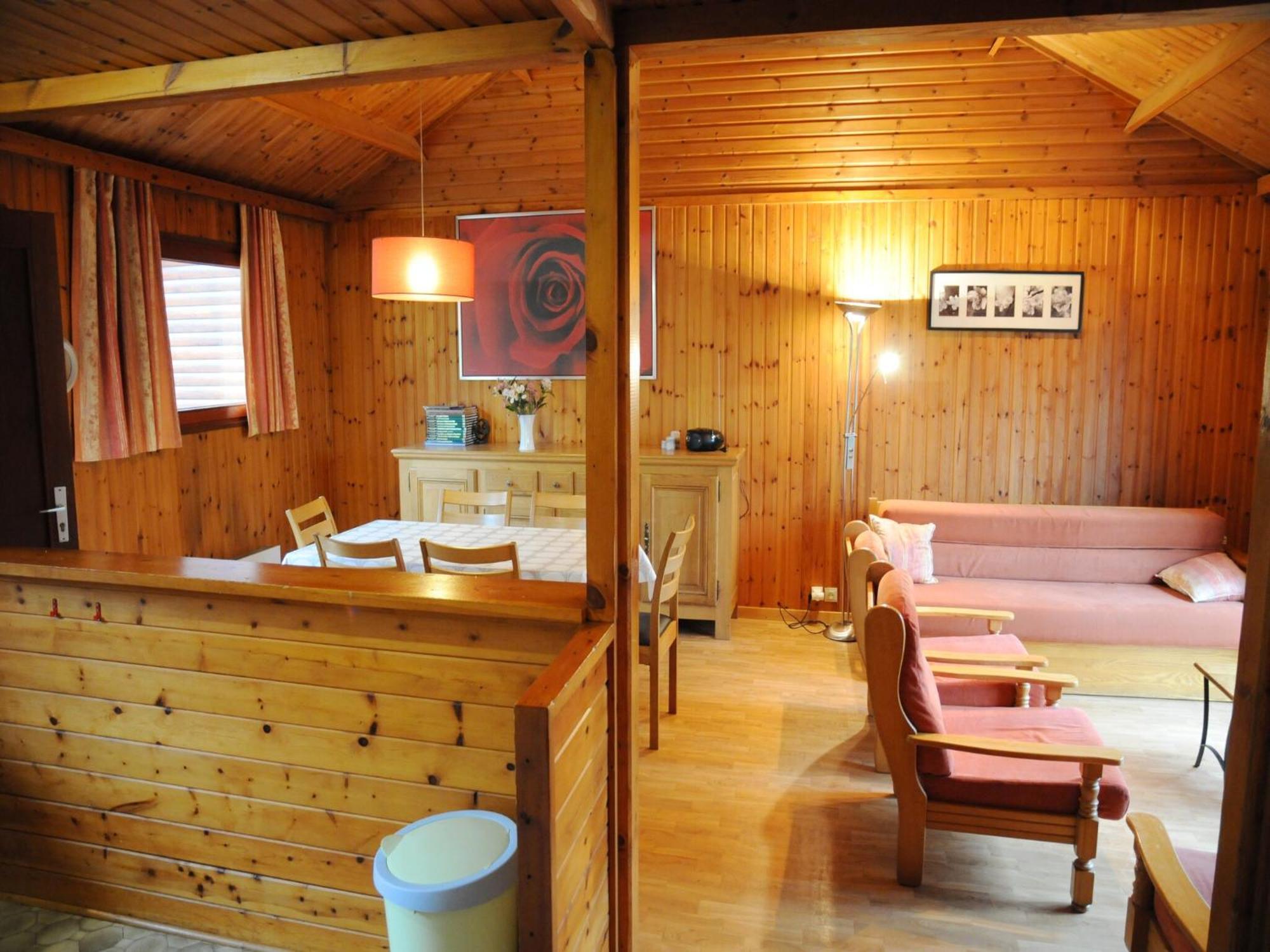 Cozy, Wooden Chalet With Deck Heure Buitenkant foto