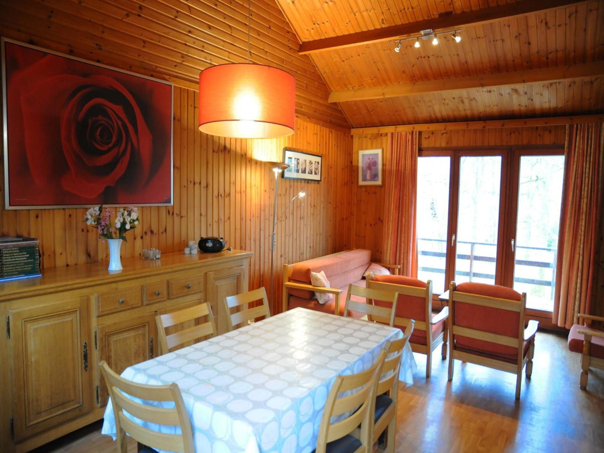 Cozy, Wooden Chalet With Deck Heure Buitenkant foto