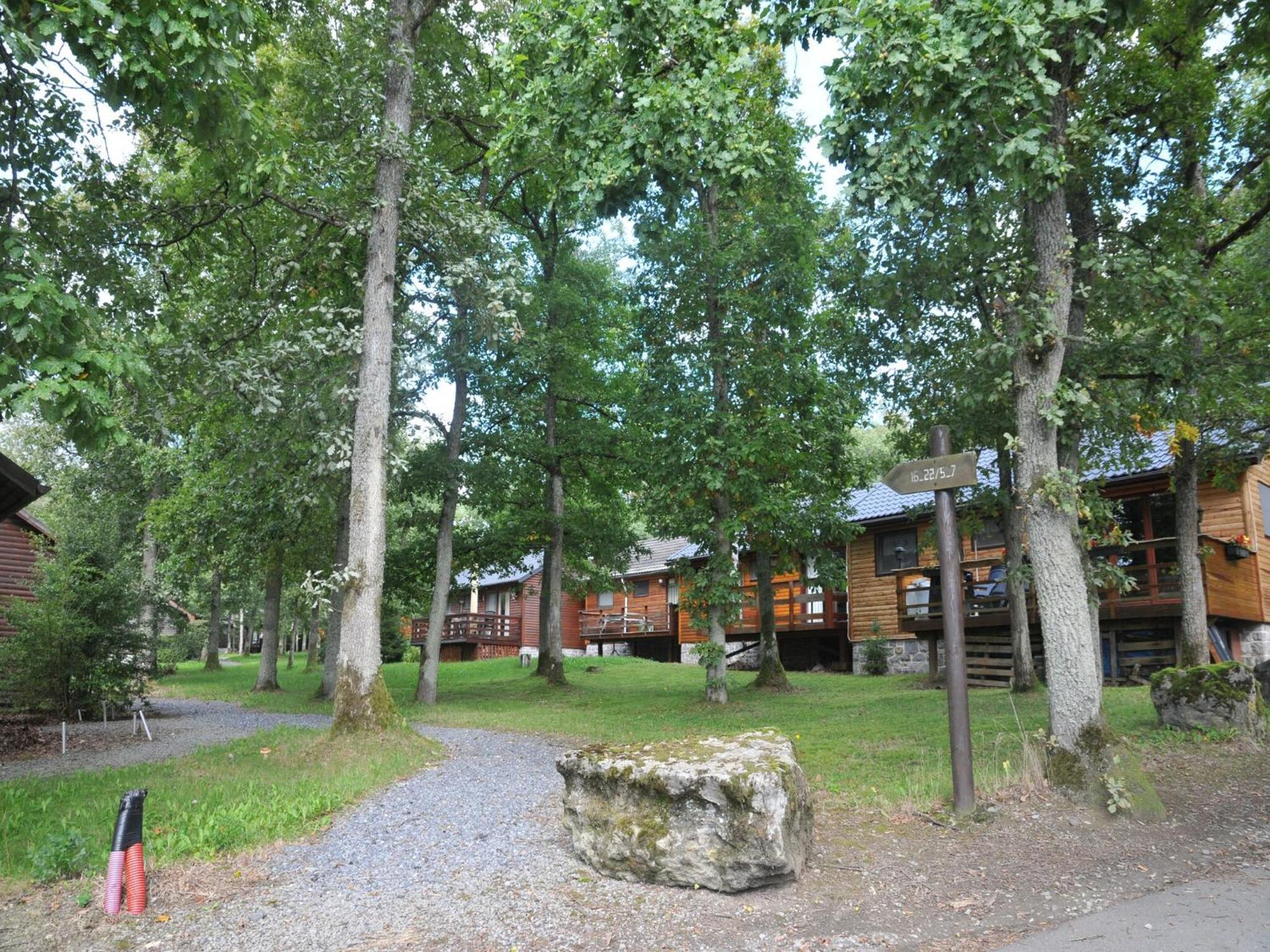 Cozy, Wooden Chalet With Deck Heure Buitenkant foto