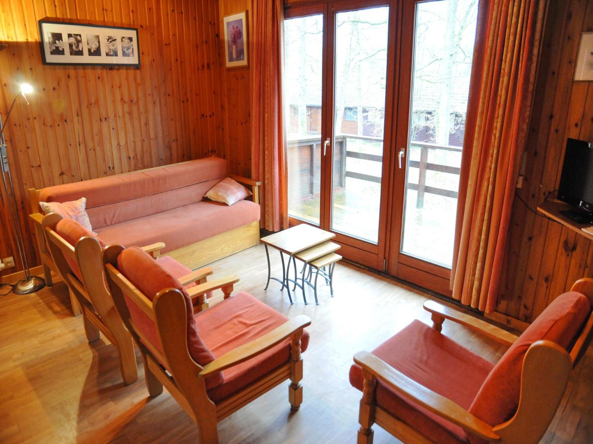 Cozy, Wooden Chalet With Deck Heure Buitenkant foto