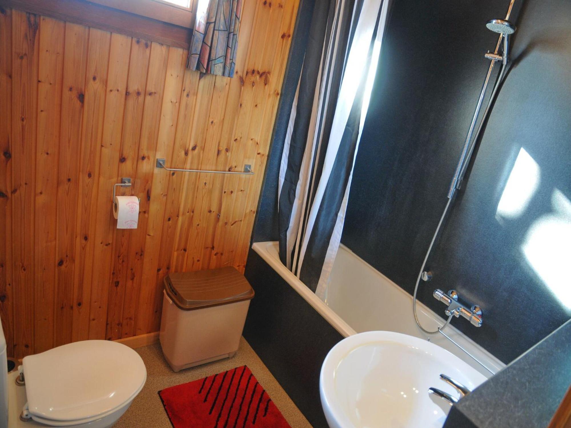 Cozy, Wooden Chalet With Deck Heure Buitenkant foto