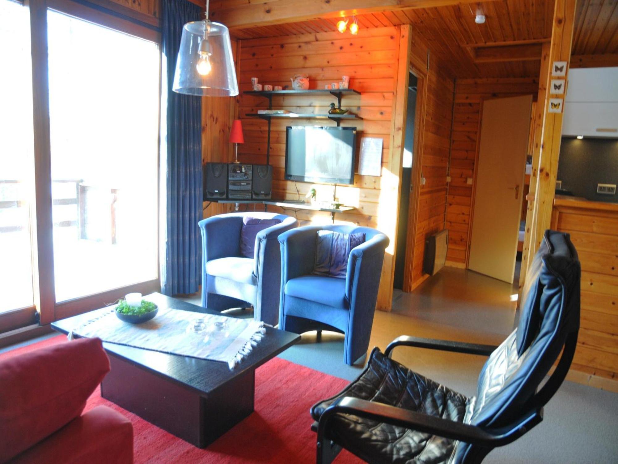 Cozy, Wooden Chalet With Deck Heure Buitenkant foto