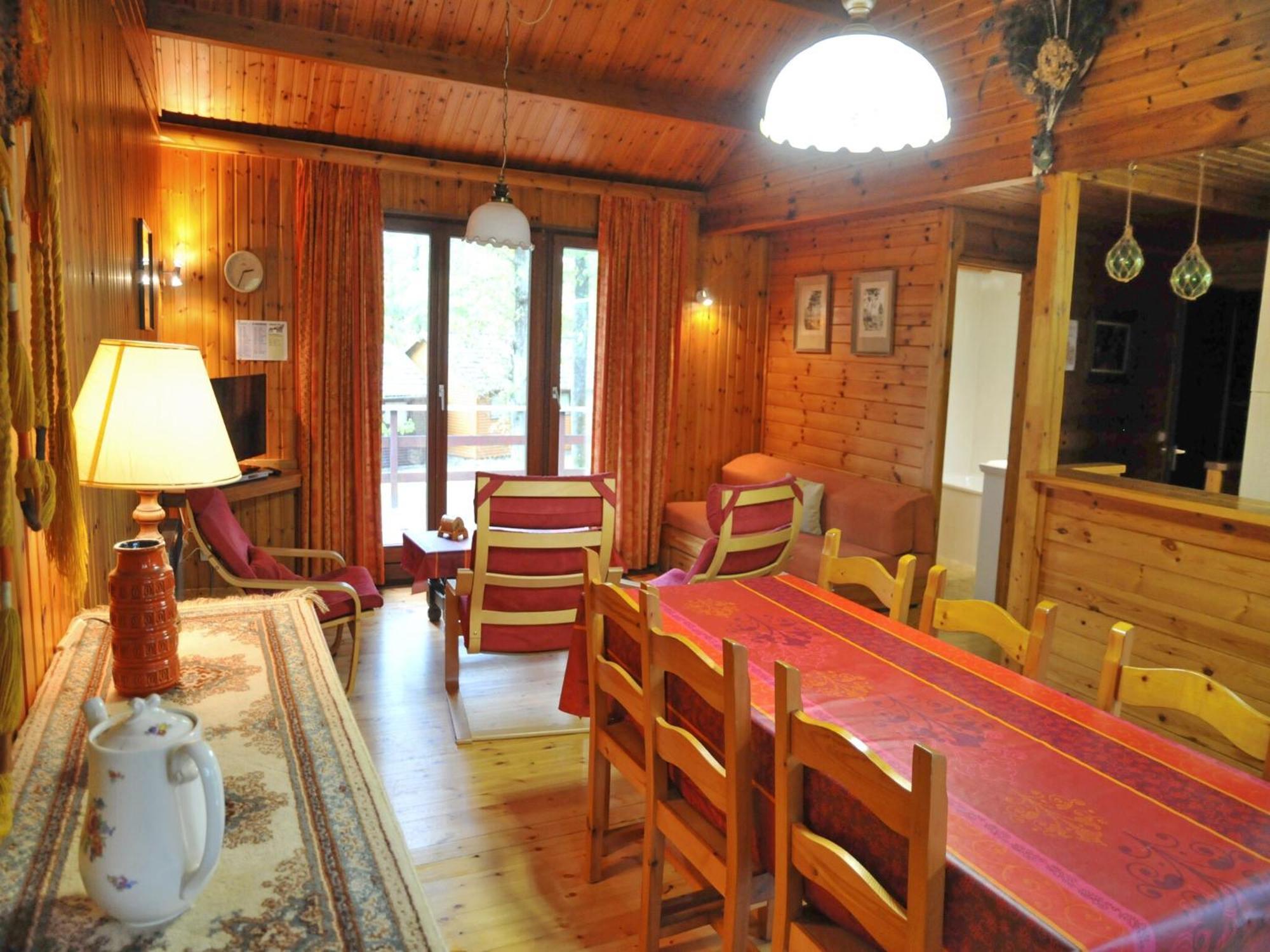 Cozy, Wooden Chalet With Deck Heure Buitenkant foto