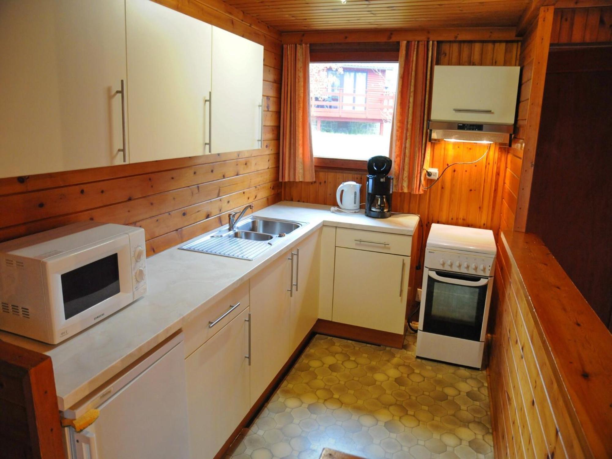Cozy, Wooden Chalet With Deck Heure Buitenkant foto
