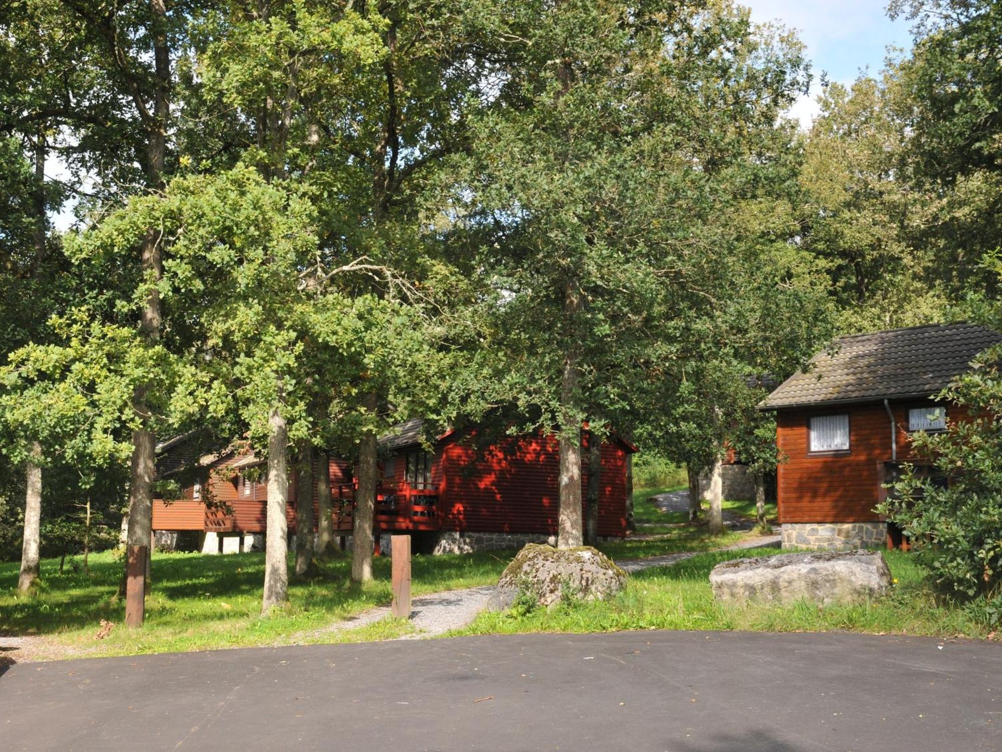 Cozy, Wooden Chalet With Deck Heure Buitenkant foto